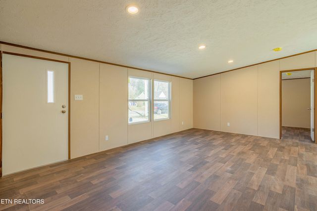 516 Henderson St, Harriman, TN 37748