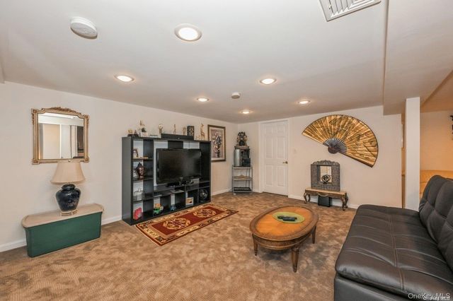 41 Eaton Road, Syosset, NY 11791