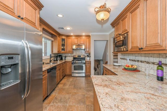 41 Eaton Road, Syosset, NY 11791