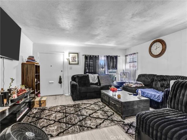 4616 6th Avenue, Los Angeles, CA 90043