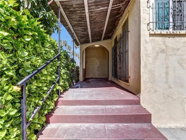 4616 6th Avenue, Los Angeles, CA 90043