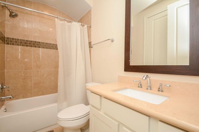 2017 Fannin Station, Houston, TX 77045