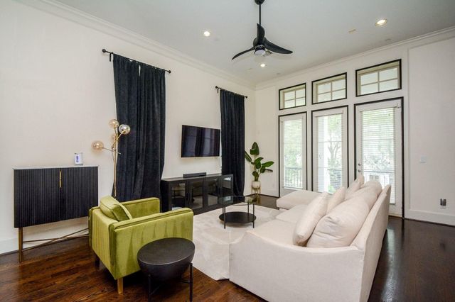 2017 Fannin Station, Houston, TX 77045