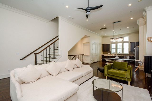 2017 Fannin Station, Houston, TX 77045