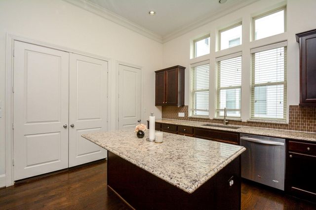 2017 Fannin Station, Houston, TX 77045