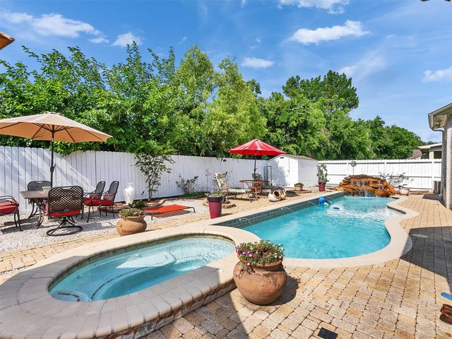 1922 Oakwood Court Drive, Baytown, TX 77521