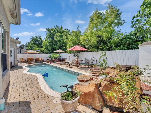 1922 Oakwood Court Drive, Baytown, TX 77521