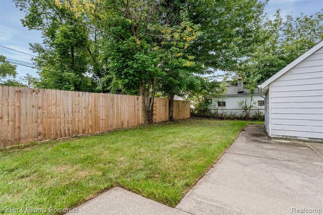 17638 Ivanhoe Street, Roseville, MI 48066