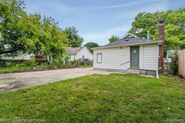17638 Ivanhoe Street, Roseville, MI 48066