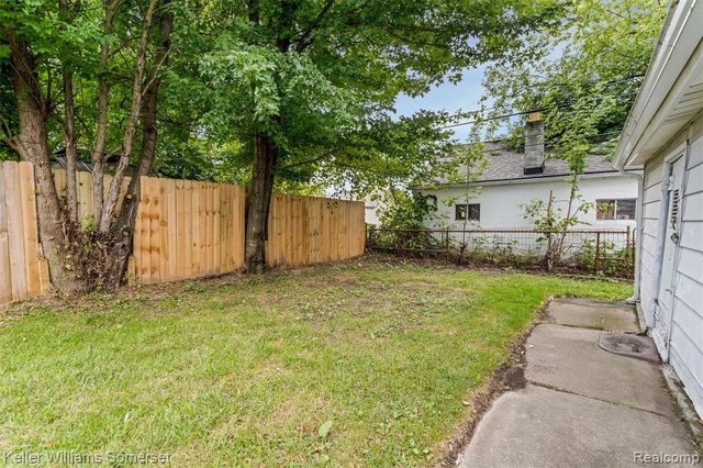 17638 Ivanhoe Street, Roseville, MI 48066