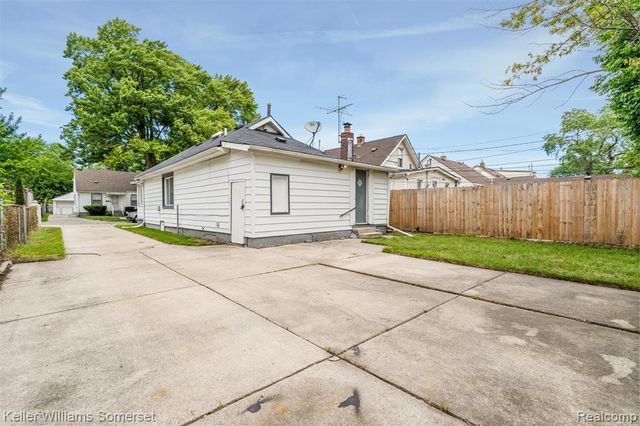17638 Ivanhoe Street, Roseville, MI 48066