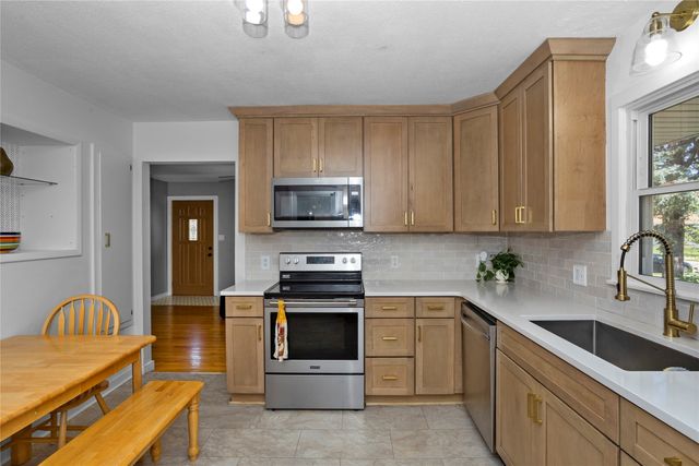 240 Bel Aire Drive, Waukee, IA 50263