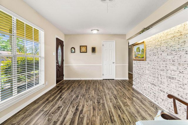 458 E Lake Drive, Livingston, TX 77351