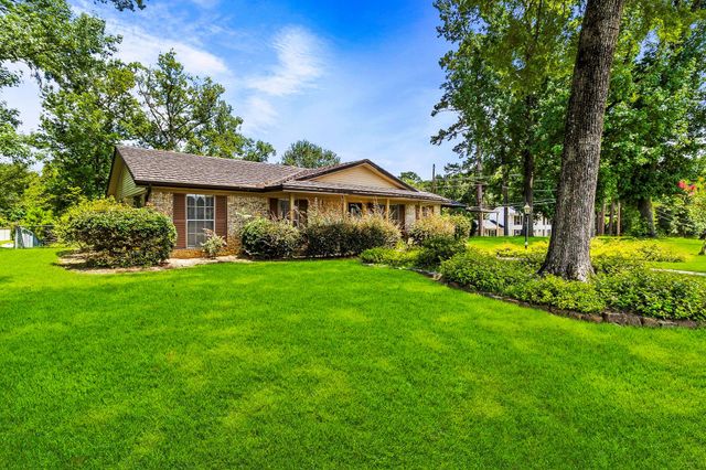 458 E Lake Drive, Livingston, TX 77351