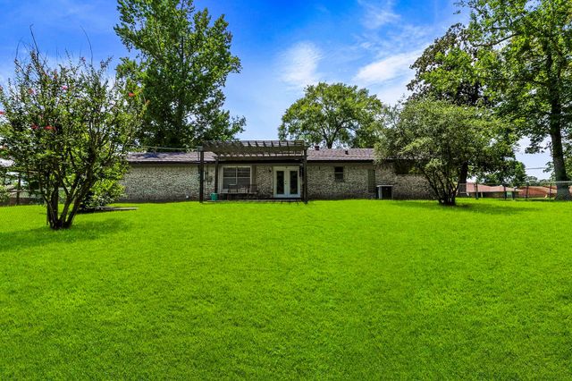 458 E Lake Drive, Livingston, TX 77351