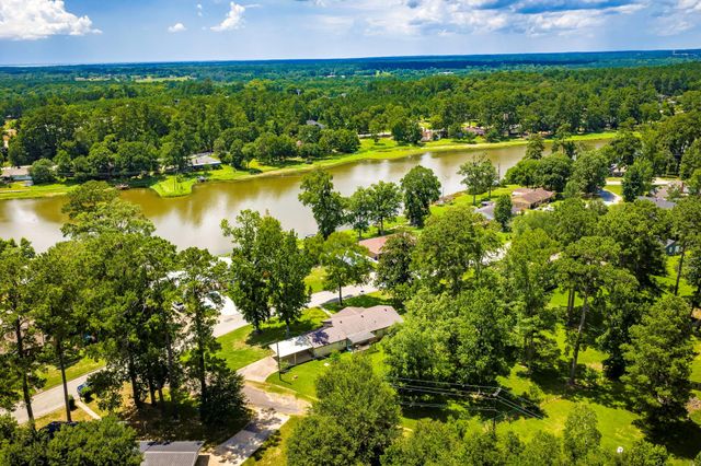 458 E Lake Drive, Livingston, TX 77351