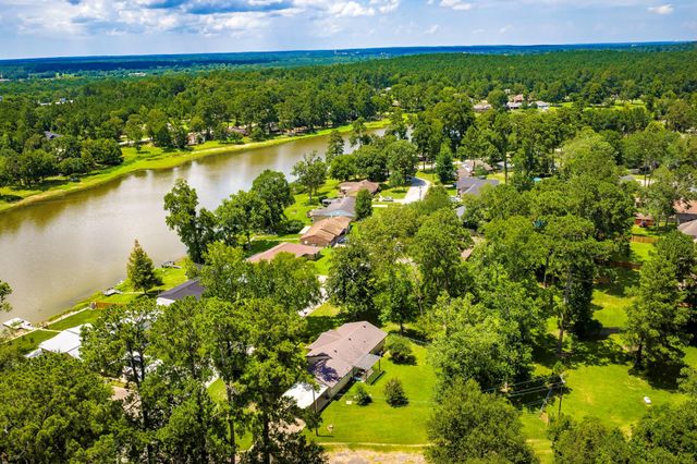 458 E Lake Drive, Livingston, TX 77351