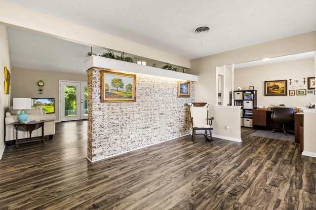 458 E Lake Drive, Livingston, TX 77351