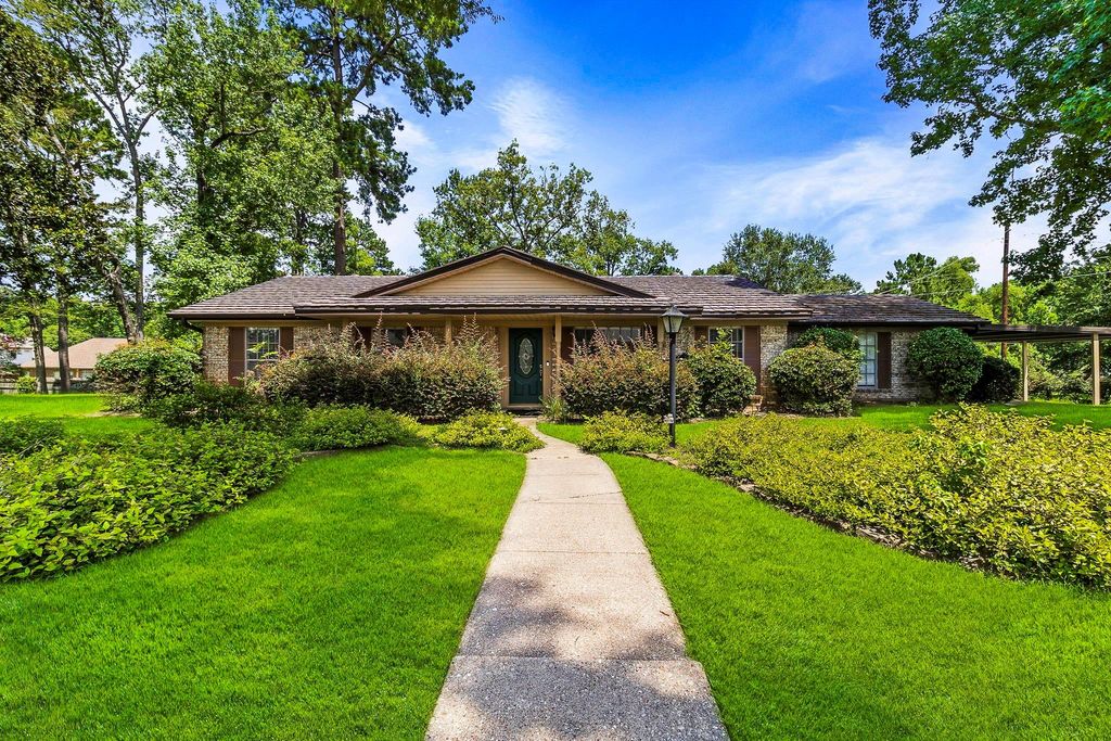 458 E Lake Drive, Livingston, TX 77351
