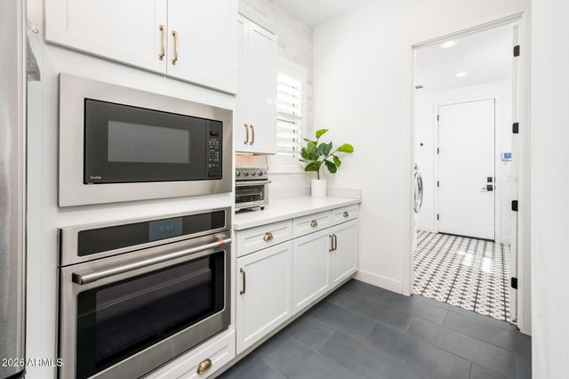 3520 E CREST Lane, Phoenix, AZ 85050