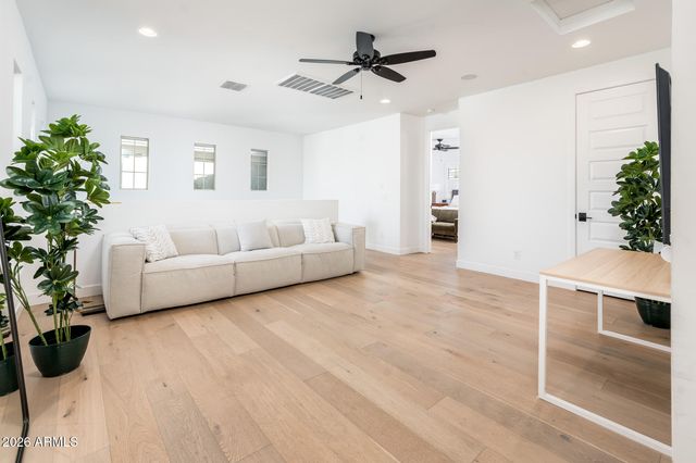 3520 E CREST Lane, Phoenix, AZ 85050