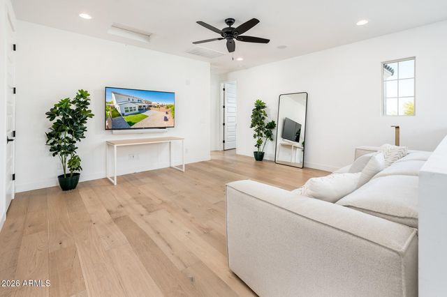 3520 E CREST Lane, Phoenix, AZ 85050