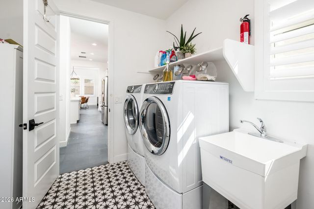 3520 E CREST Lane, Phoenix, AZ 85050