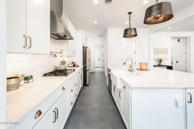 3520 E CREST Lane, Phoenix, AZ 85050