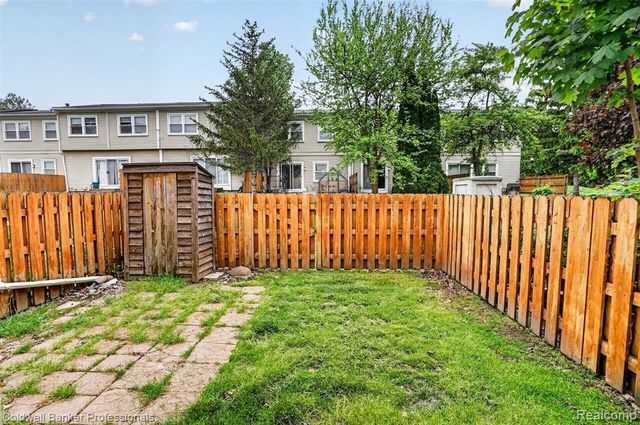 902 Little Hill Court, Rochester Hills, MI 48307