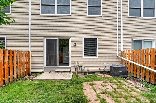902 Little Hill Court, Rochester Hills, MI 48307