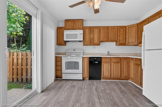 902 Little Hill Court, Rochester Hills, MI 48307