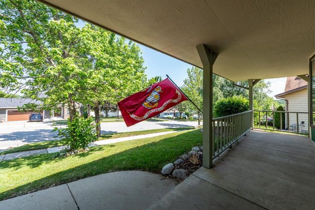 214 Stewart Hill DRIVE, Waukesha, WI 53188