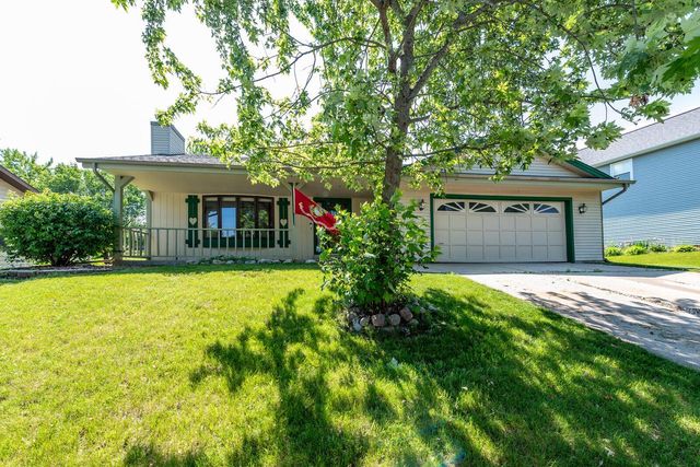 214 Stewart Hill DRIVE, Waukesha, WI 53188