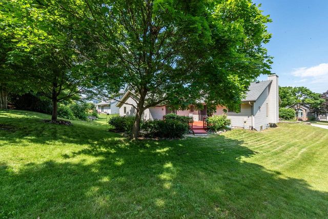 214 Stewart Hill DRIVE, Waukesha, WI 53188