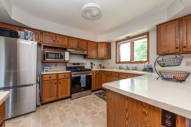 214 Stewart Hill DRIVE, Waukesha, WI 53188