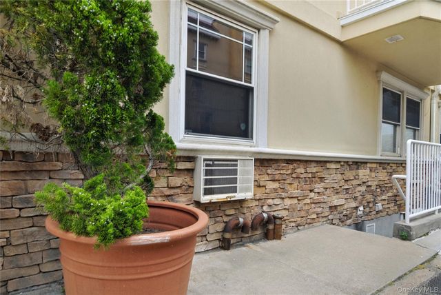 180 Beach 101 St 3A, Rockaway Park, NY 11694