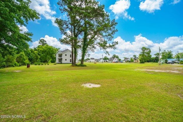 335 Country Club Lane, Newport, NC 28570