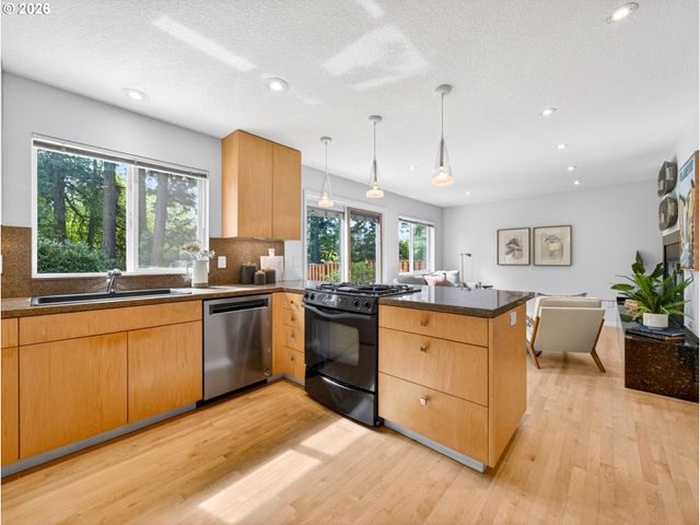 8940 Sw WASHINGTON Dr, Portland, OR 97223