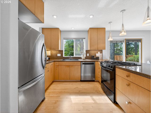 8940 Sw WASHINGTON Dr, Portland, OR 97223