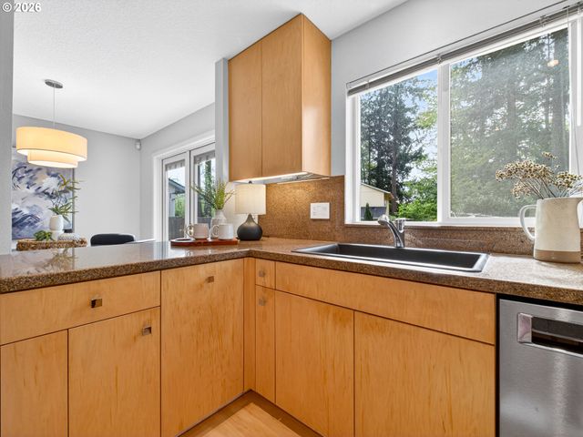 8940 Sw WASHINGTON Dr, Portland, OR 97223