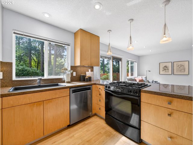 8940 Sw WASHINGTON Dr, Portland, OR 97223