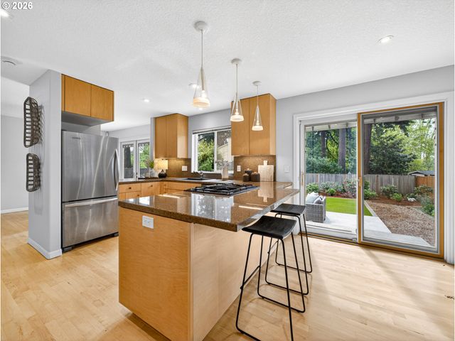 8940 Sw WASHINGTON Dr, Portland, OR 97223