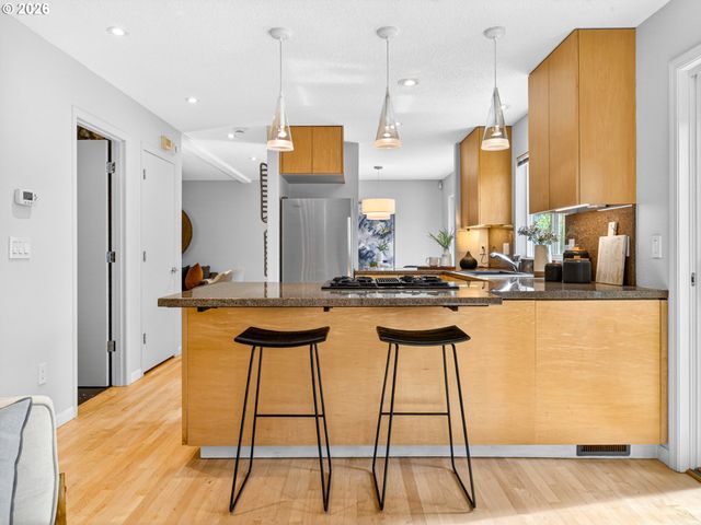 8940 Sw WASHINGTON Dr, Portland, OR 97223