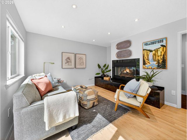 8940 Sw WASHINGTON Dr, Portland, OR 97223