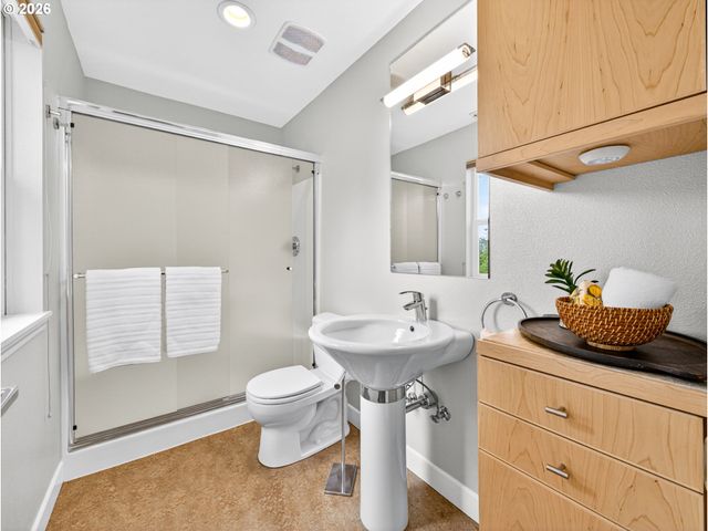 8940 Sw WASHINGTON Dr, Portland, OR 97223