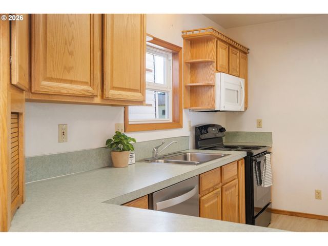 265 N 5TH St, St Helens, OR 97051