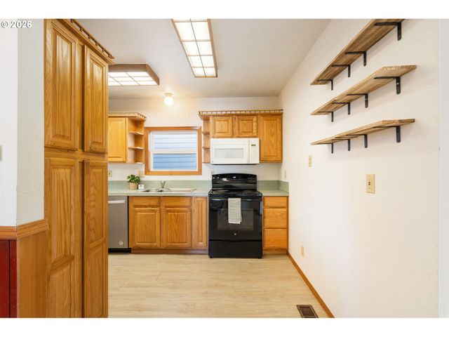 265 N 5TH St, St Helens, OR 97051