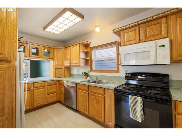 265 N 5TH St, St Helens, OR 97051