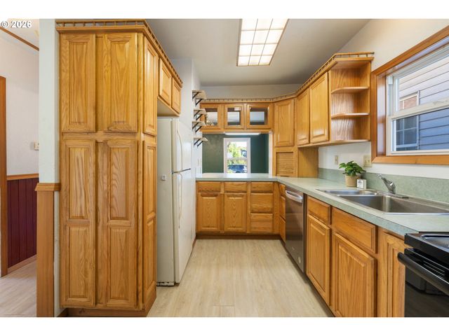 265 N 5TH St, St Helens, OR 97051