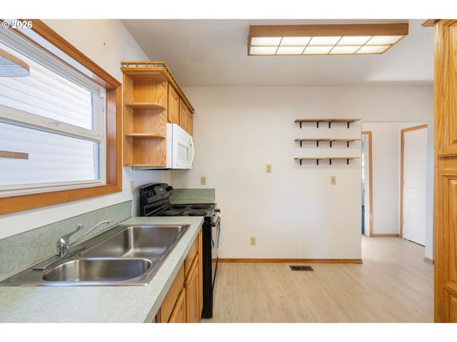 265 N 5TH St, St Helens, OR 97051